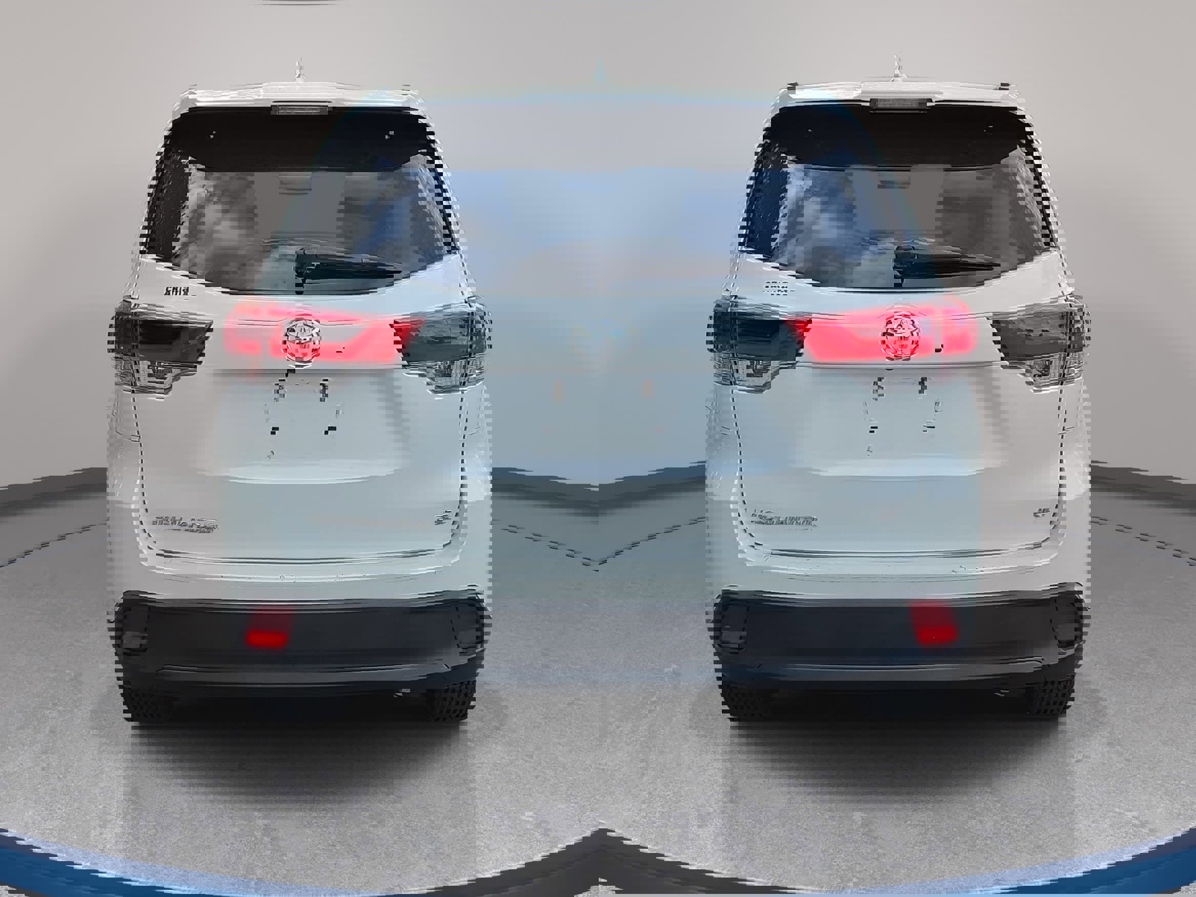 Used 2018 Toyota Highlander SE FWD image 2