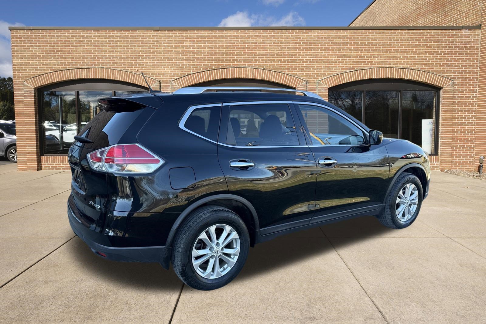 Used 2016 Nissan Rogue SV image 3
