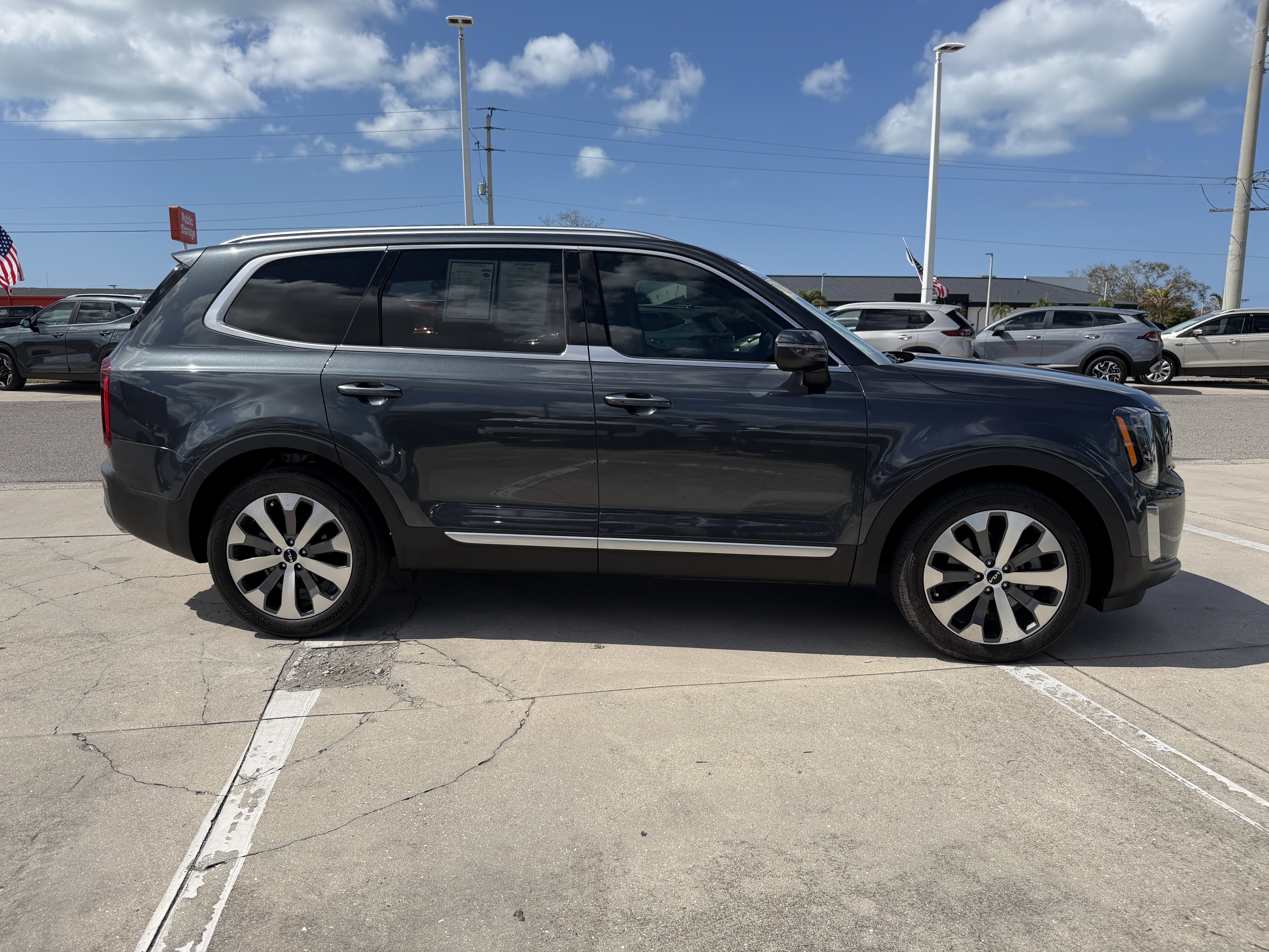 Used 2022 Kia Telluride S image 3