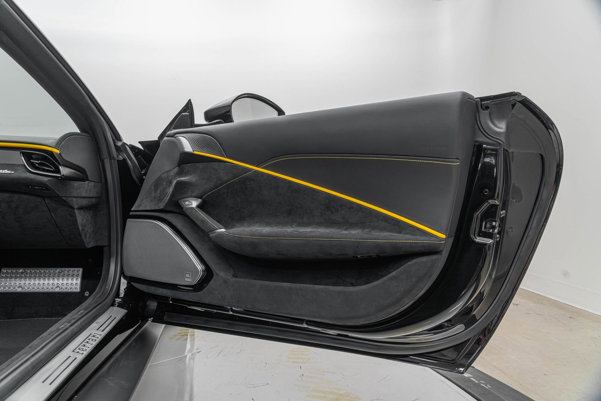 Certified 2025 Ferrari Roma Spider RWD image 17