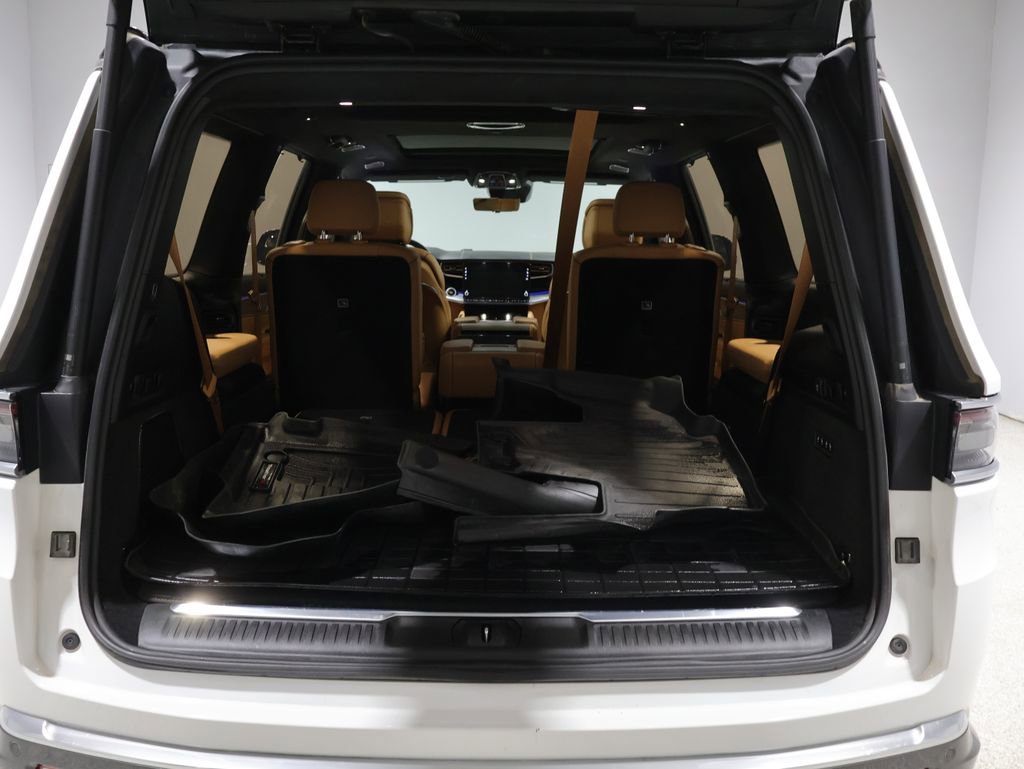 Used 2022 Jeep Grand Wagoneer Series III w/ HD Trailer Tow Package AWD/4WD image 4