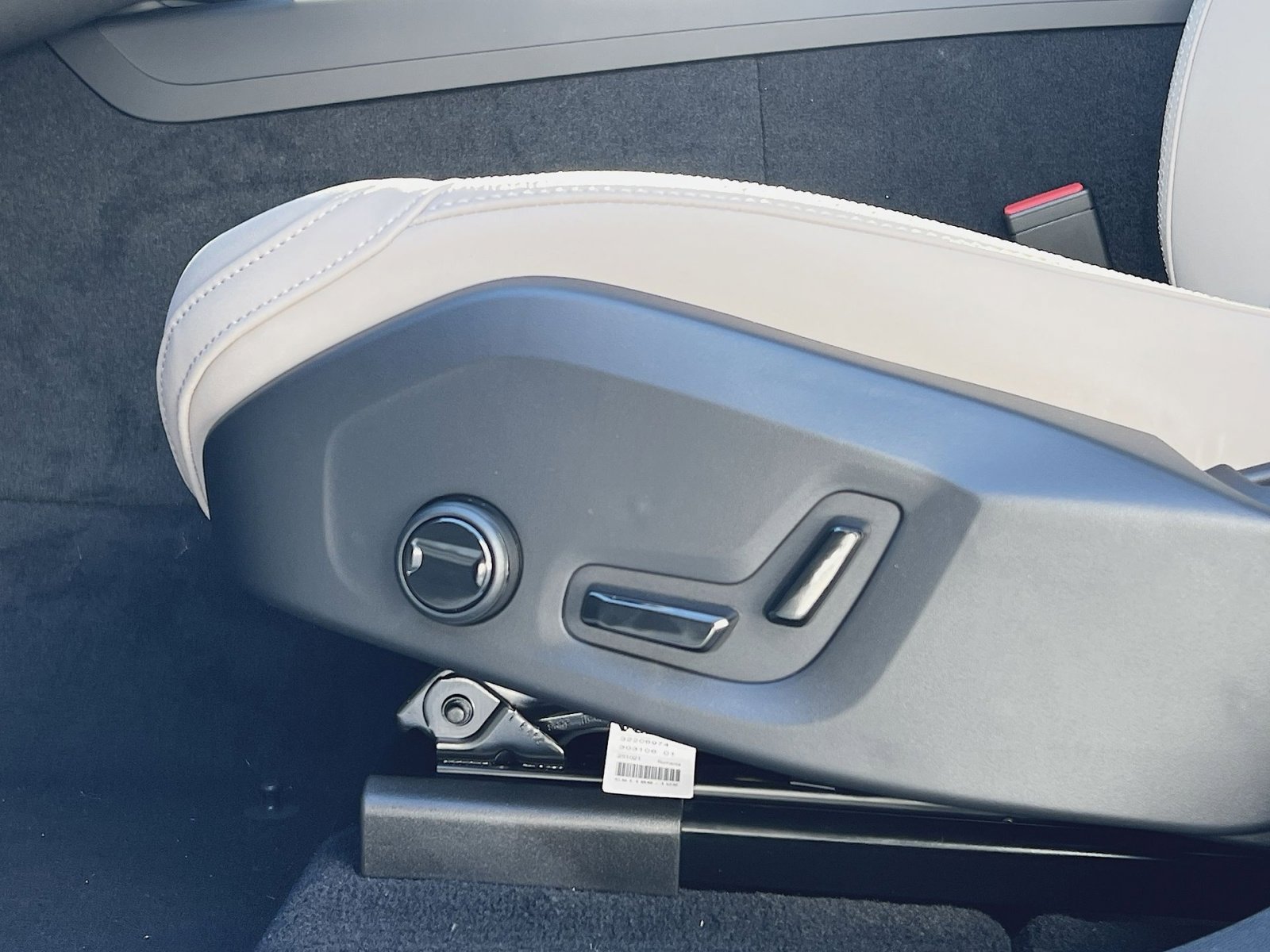 New 2026 Volvo XC60 B5 Plus w/ Protection Package Premier AWD/4WD image 14