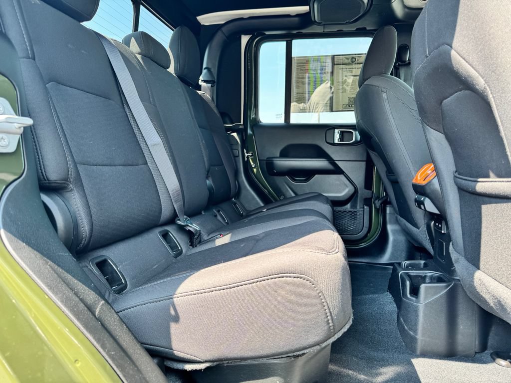 Used 2022 Jeep Gladiator Overland w/ LED Lighting Group AWD/4WD image 15