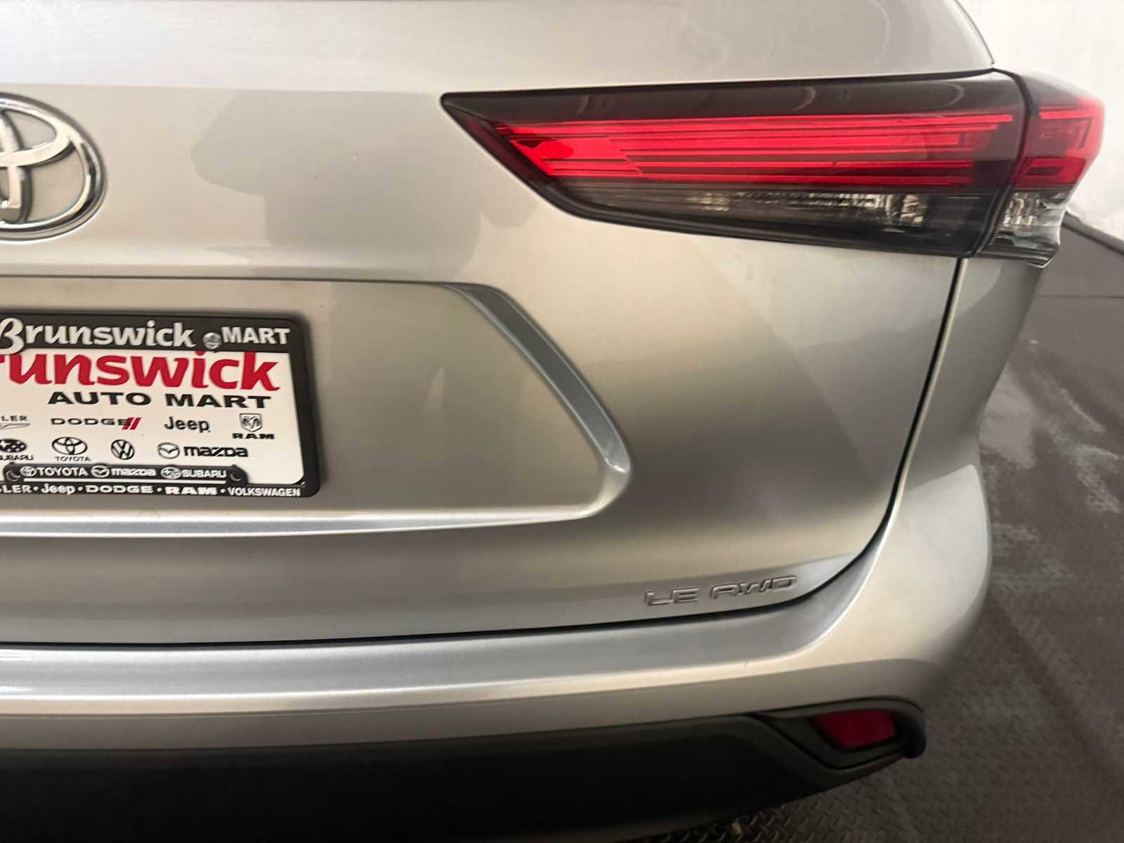 Used 2023 Toyota Highlander LE AWD/4WD image 18