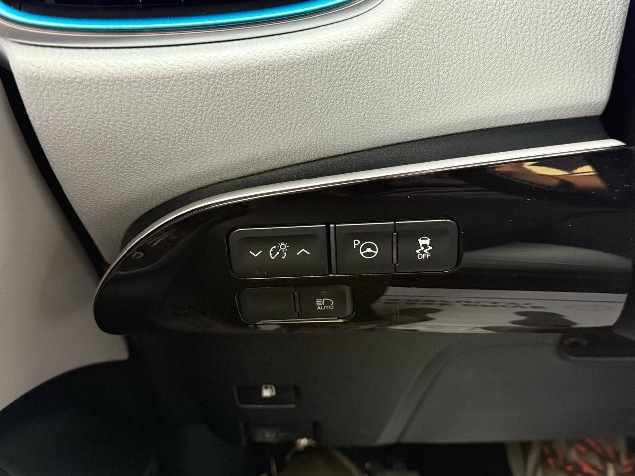 Used 2021 Toyota Prius XLE image 18