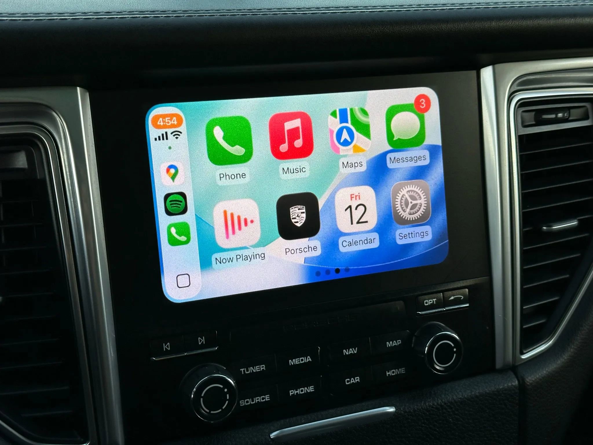 Used 2017 Porsche Macan Turbo image 40