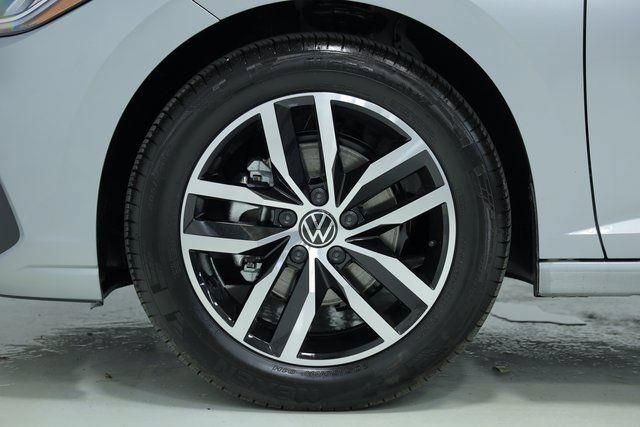 New 2025 Volkswagen Jetta SE FWD image 9