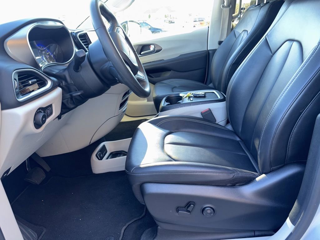 Used 2024 Chrysler Pacifica Touring-L FWD image 11