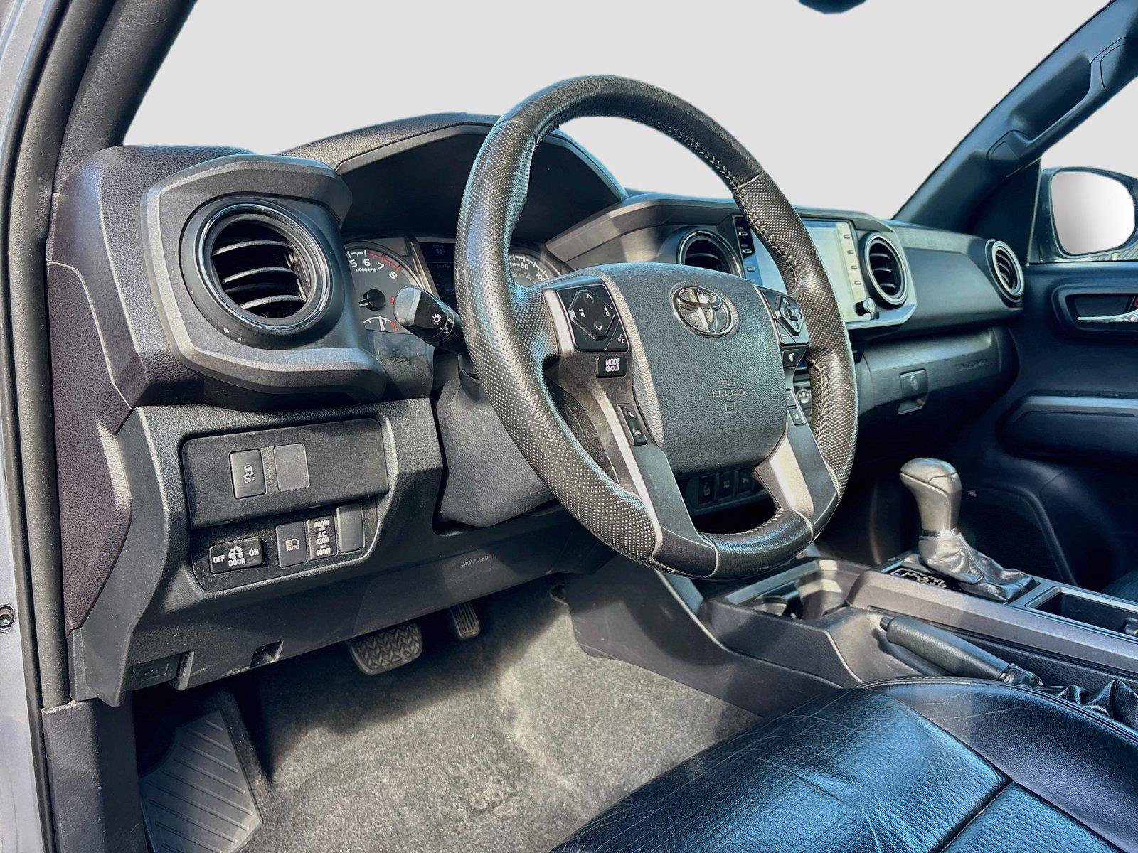 Used 2020 Toyota Tacoma TRD Sport w/ TRD Premium Sport Package AWD/4WD image 10