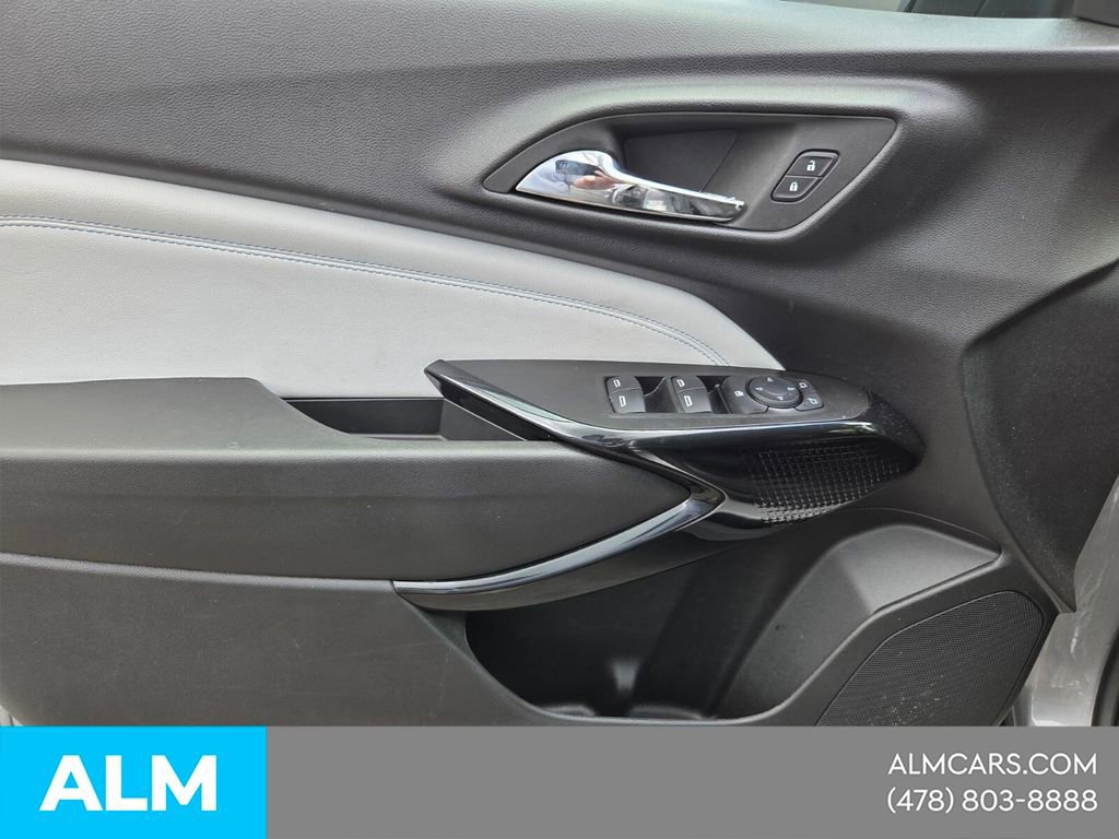 Used 2025 Chevrolet Trax LT w/ LT Convenience Package FWD image 30