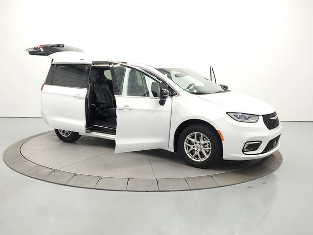 Used 2025 Chrysler Pacifica Select FWD image 10