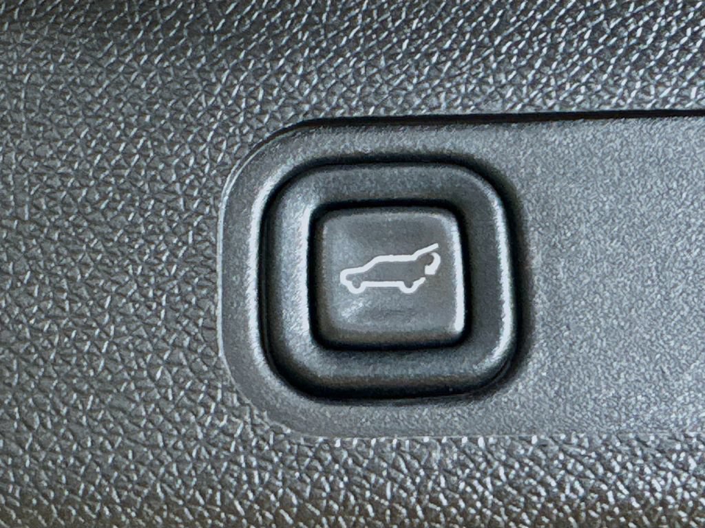 Used 2013 GMC Yukon Denali RWD image 33