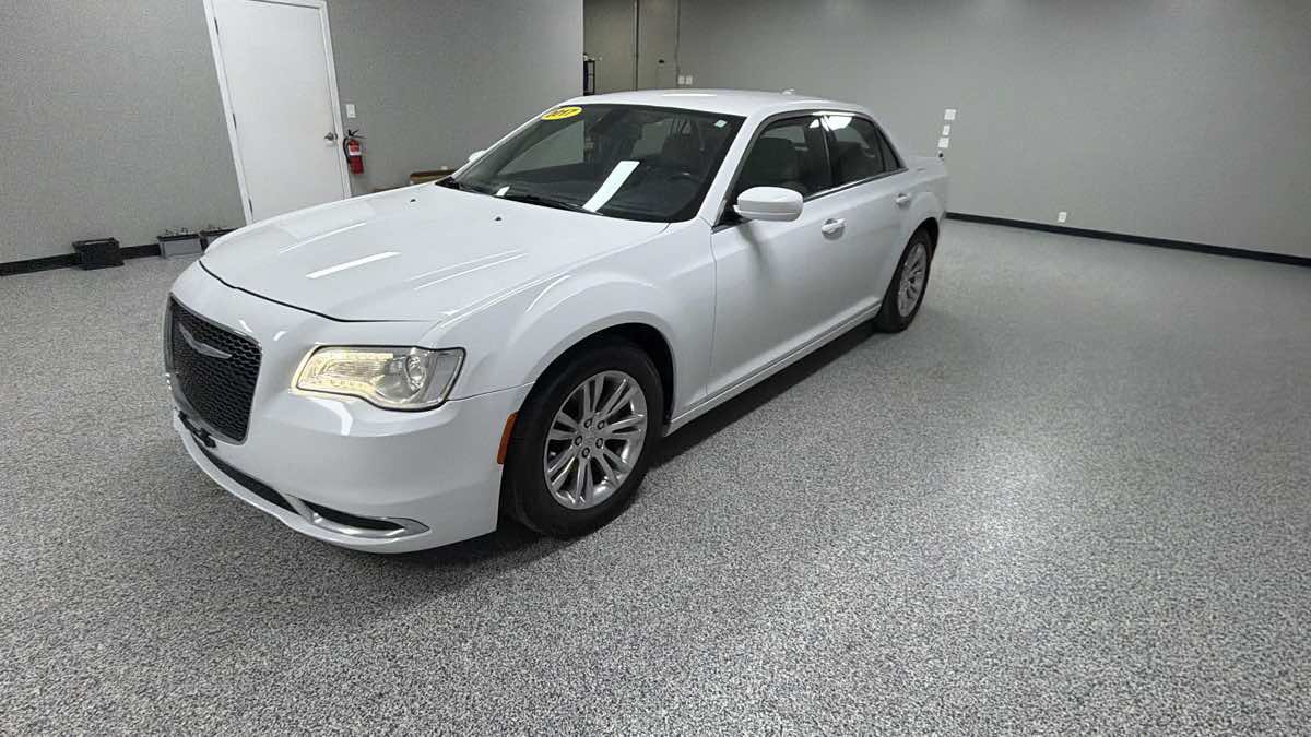 Used 2017 Chrysler 300 Limited RWD image 7