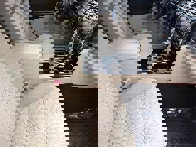 Used 2014 Toyota Camry L image 22