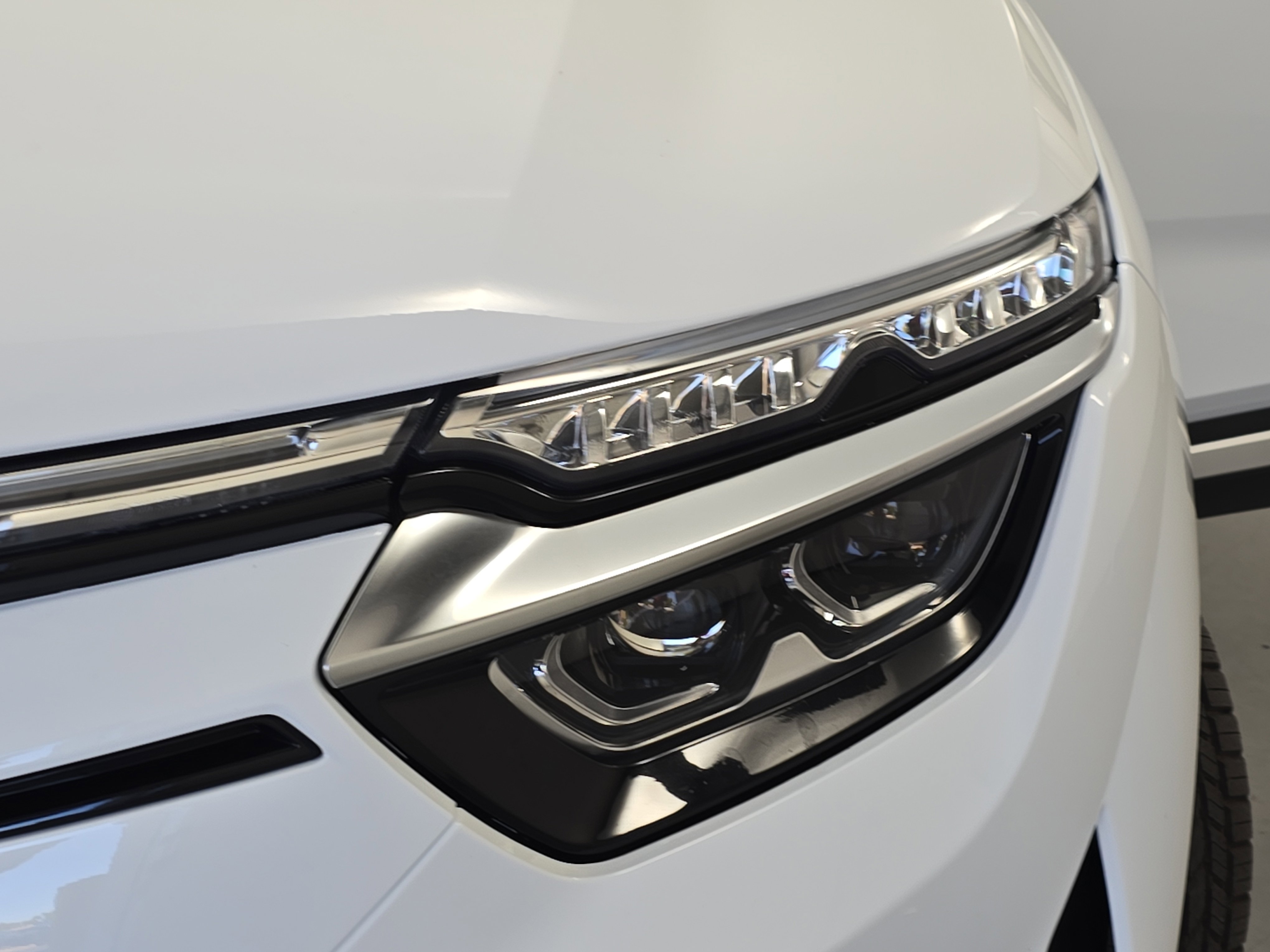 New 2025 VinFast VF 8 Eco image 26