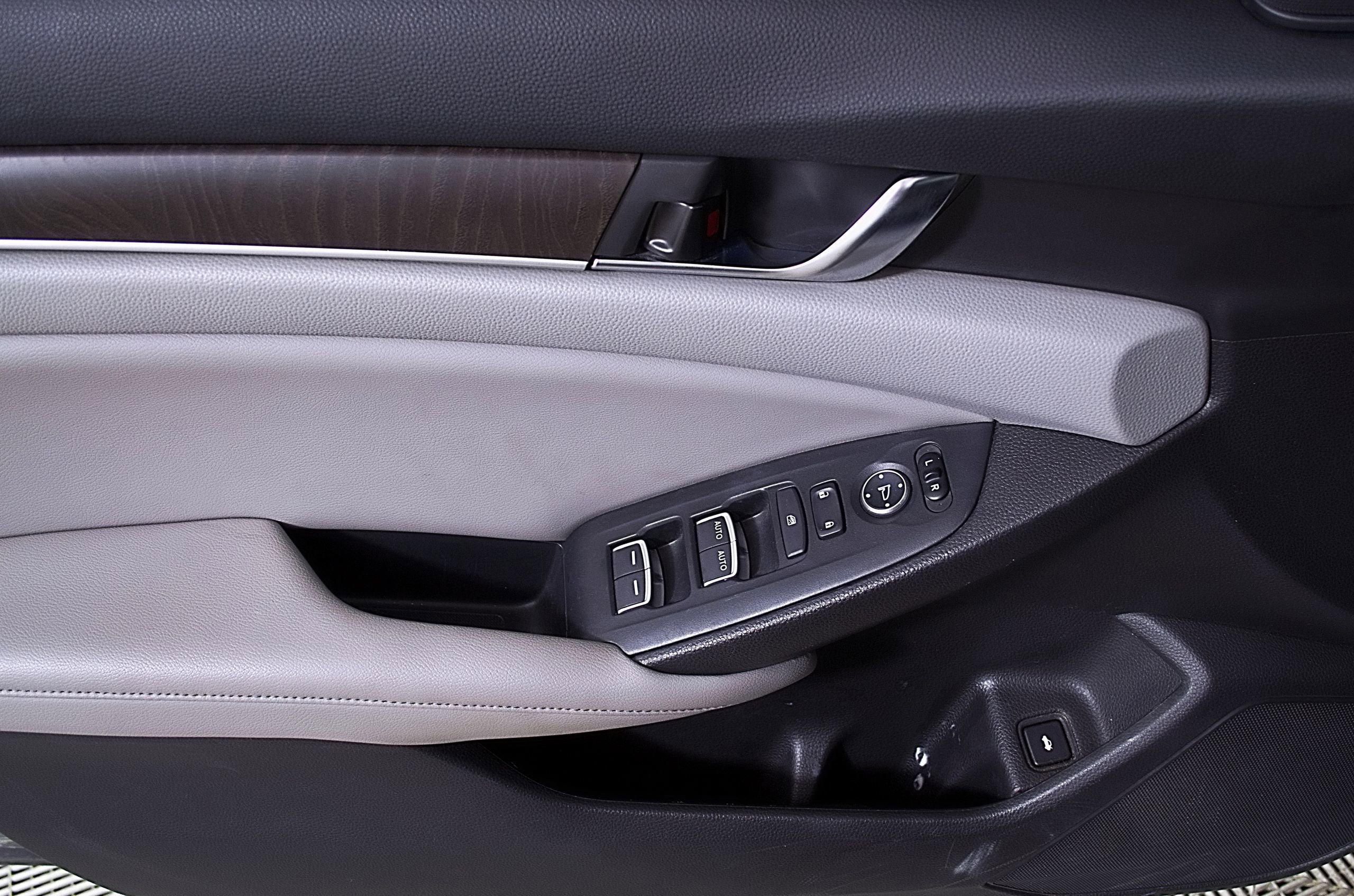 Used 2018 Honda Accord EX image 17