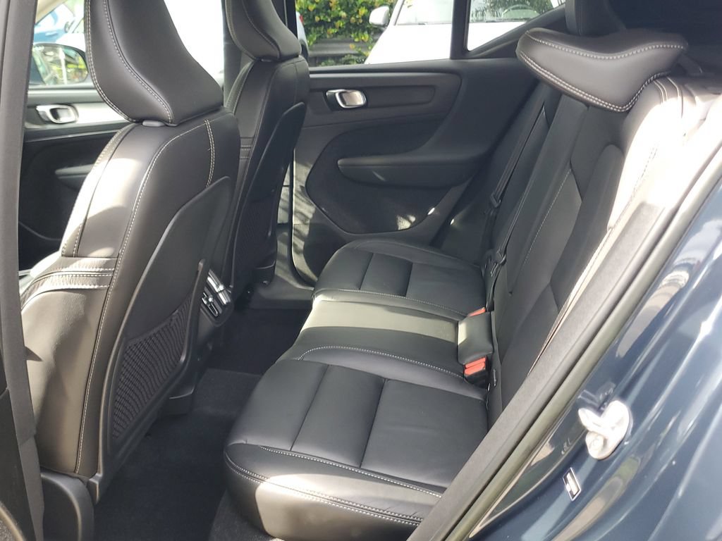 Certified 2022 Volvo XC40 T4 Momentum w/ Premium Package FWD image 12