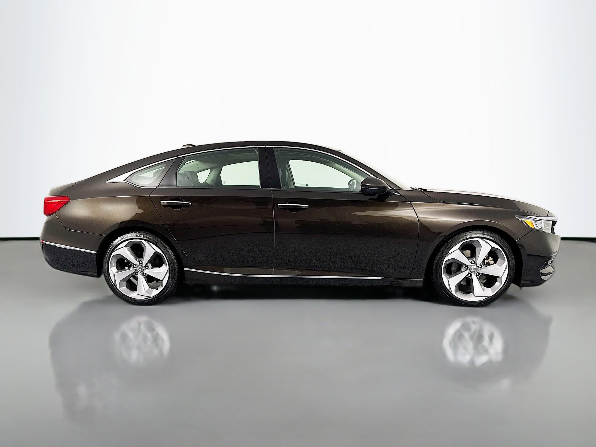 Certified 2018 Honda Accord Touring image 4