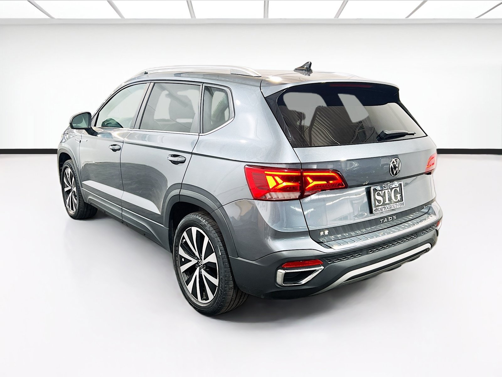 Used 2023 Volkswagen Taos SE w/ Panoramic Sunroof Package AWD/4WD image 6