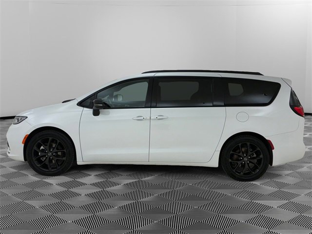 Used 2025 Chrysler Pacifica Limited image 6