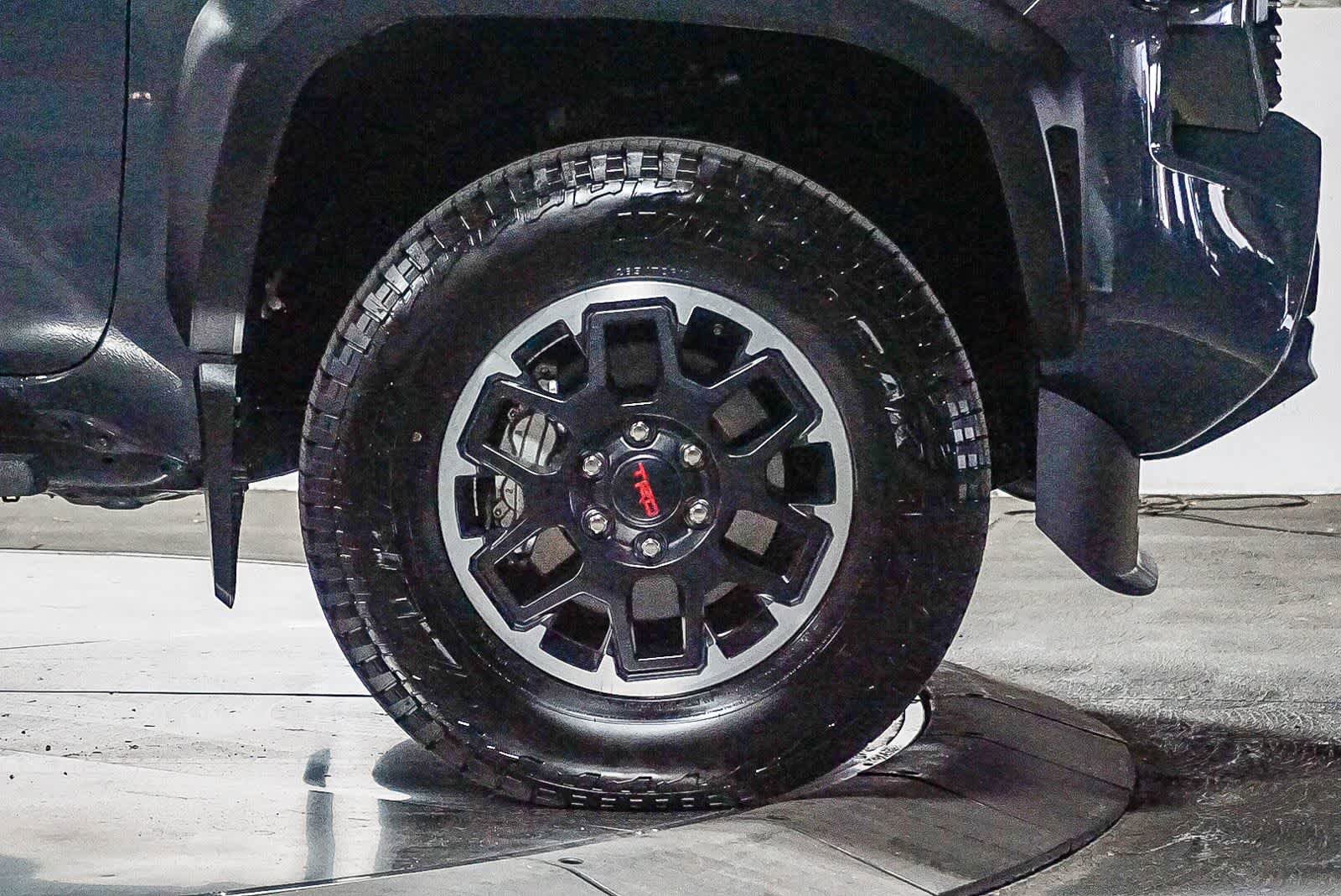 Certified 2025 Toyota Tacoma TRD Off-Road AWD/4WD image 7