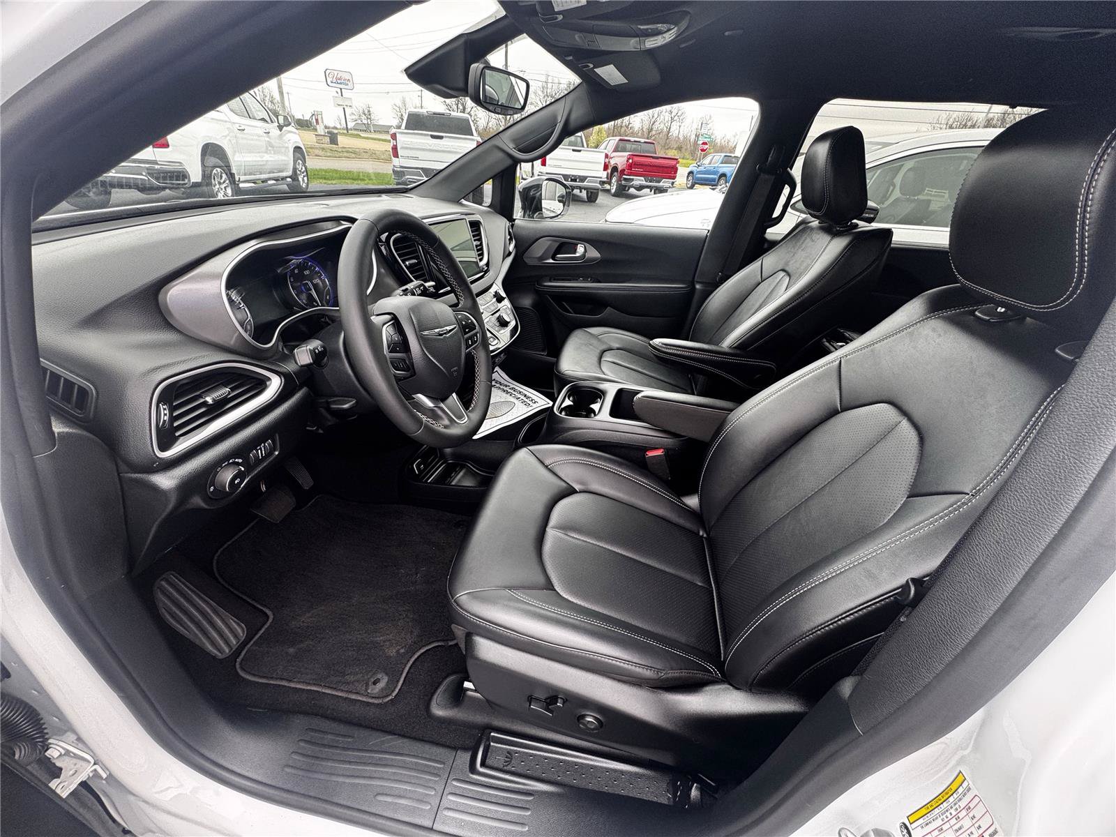 Used 2025 Chrysler Pacifica Select FWD image 6