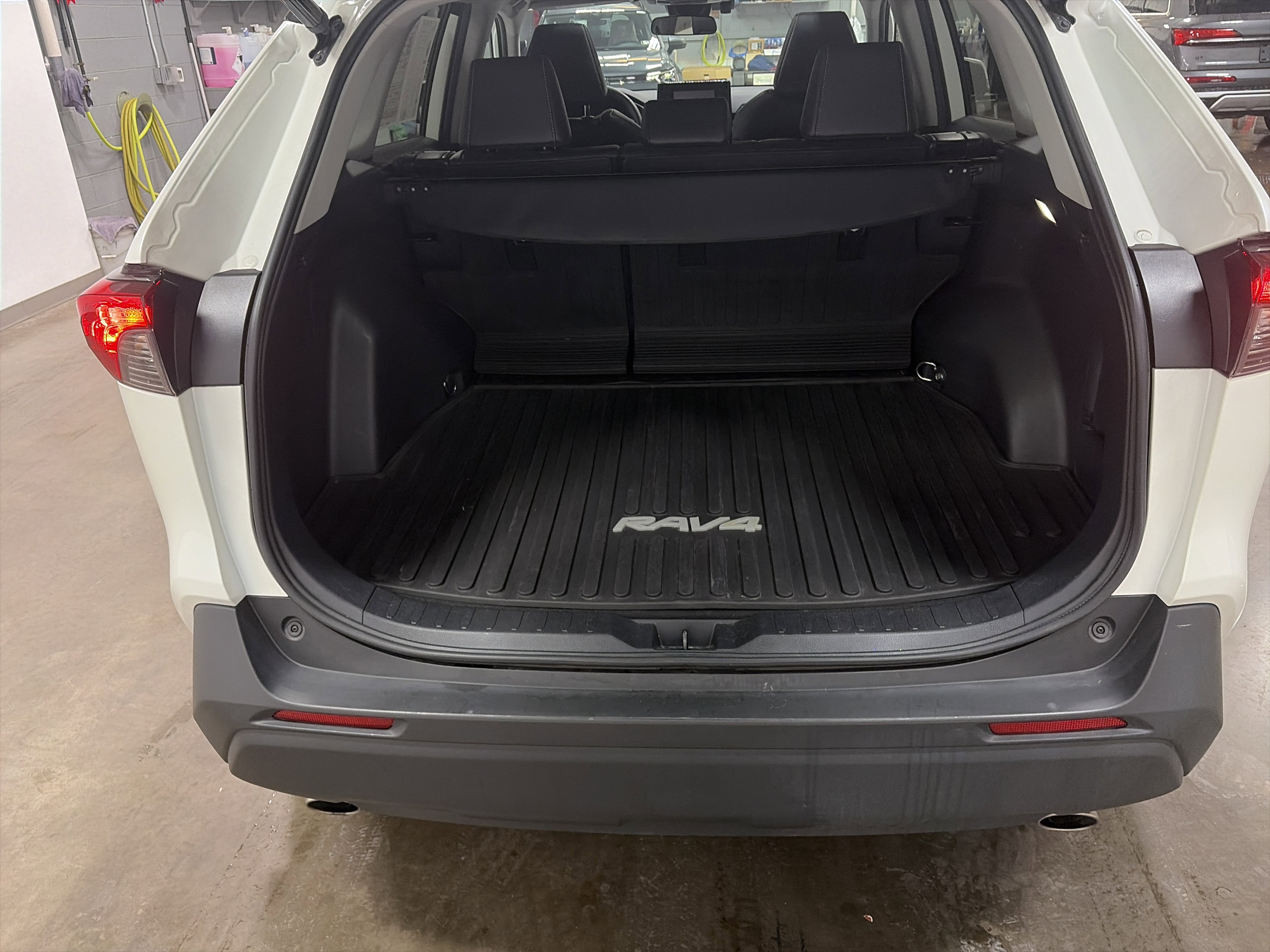 Used 2022 Toyota RAV4 XLE Premium image 29