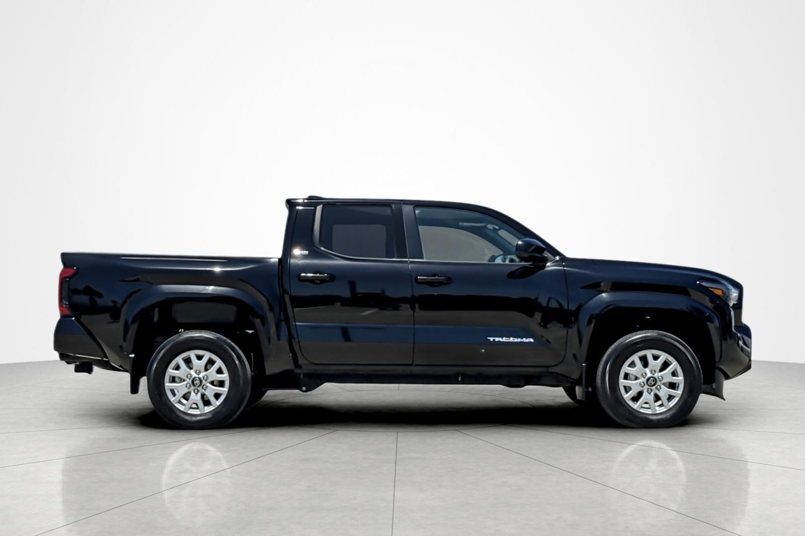 Used 2024 Toyota Tacoma SR5 AWD/4WD image 6