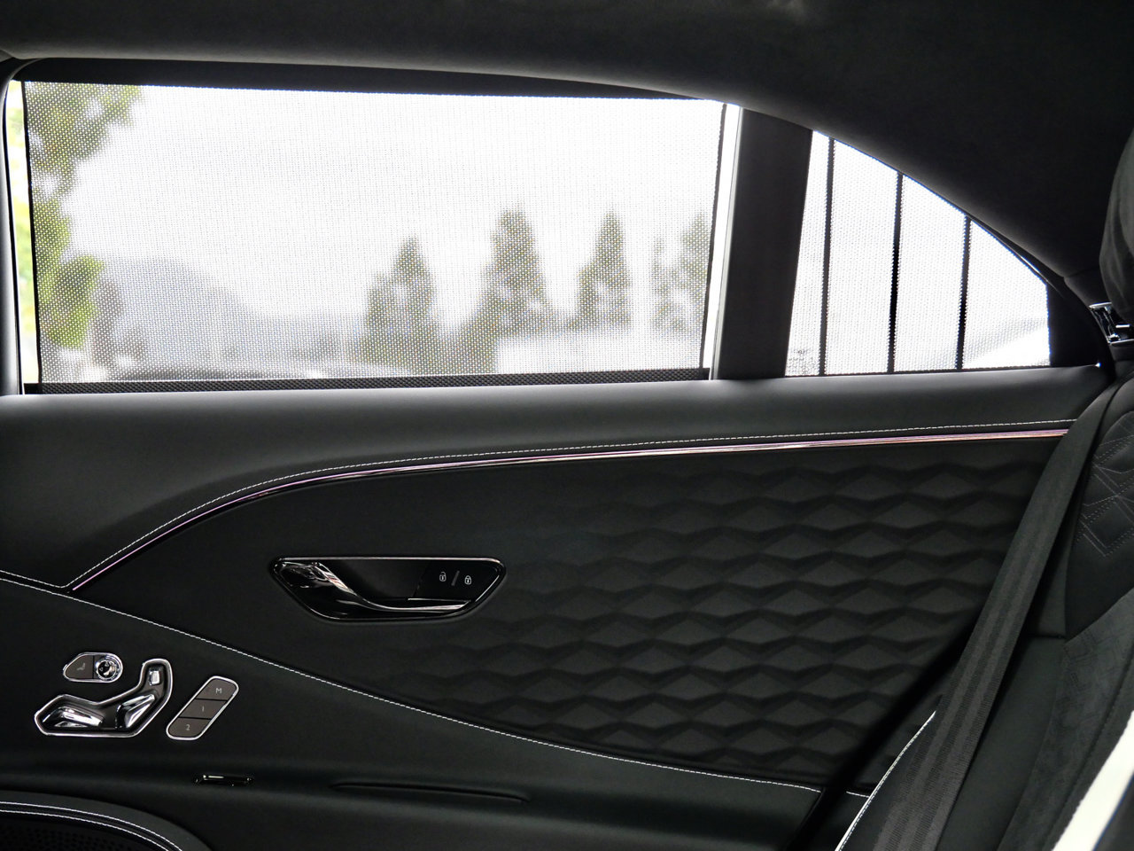 Used 2025 Bentley Flying Spur Plug-In Hybrid AWD/4WD image 27
