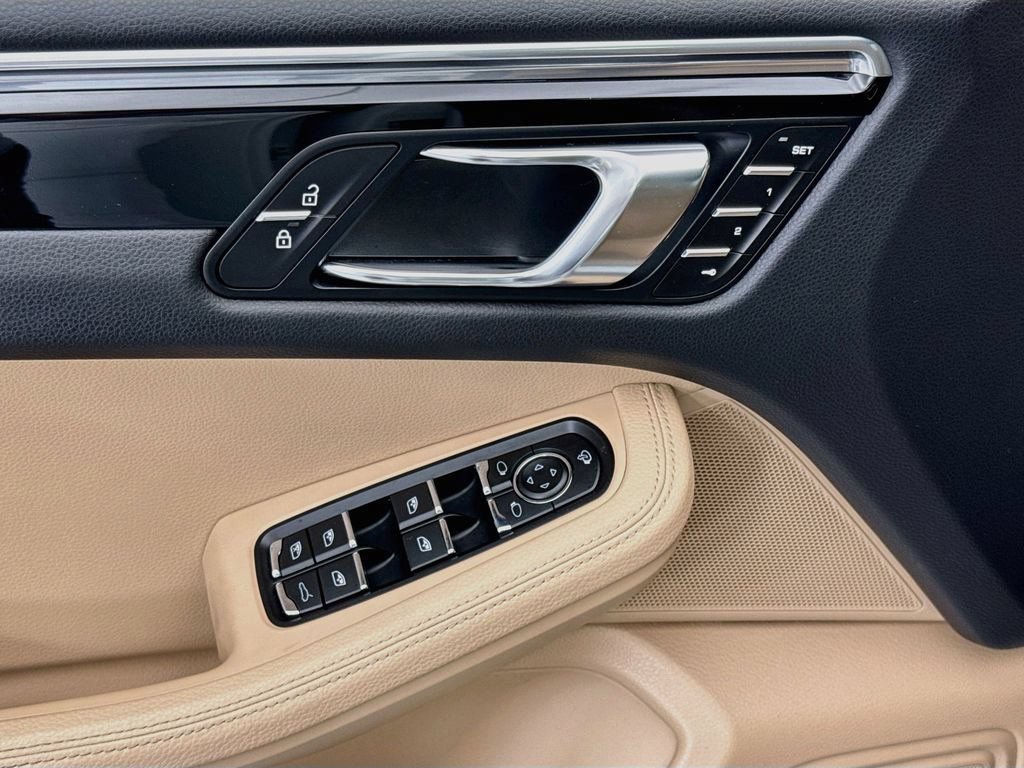 Certified 2025 Porsche Macan AWD/4WD image 23