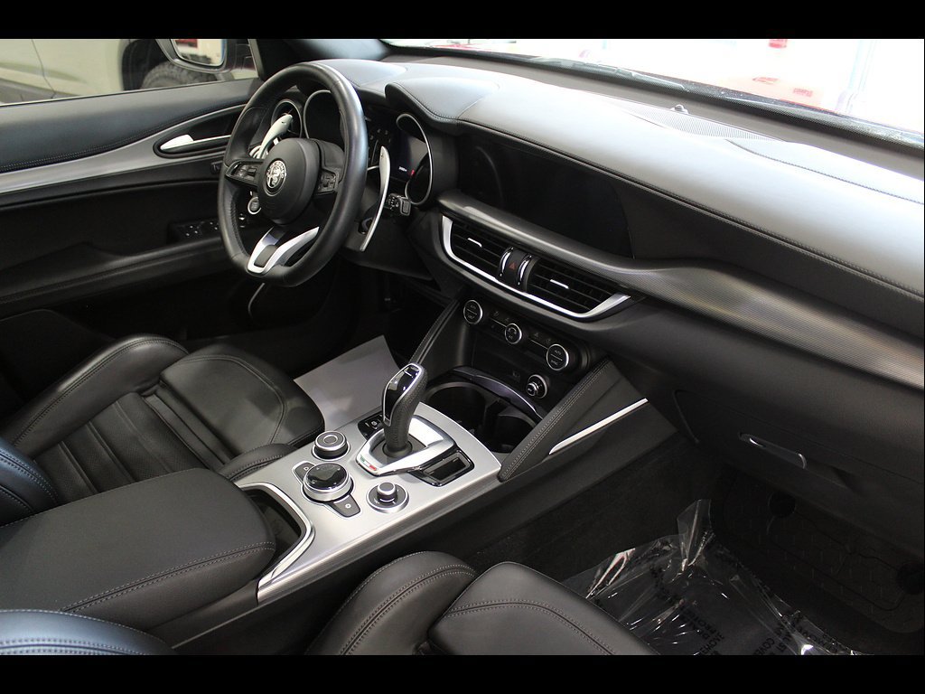 Used 2022 Alfa Romeo Stelvio Veloce AWD/4WD image 23