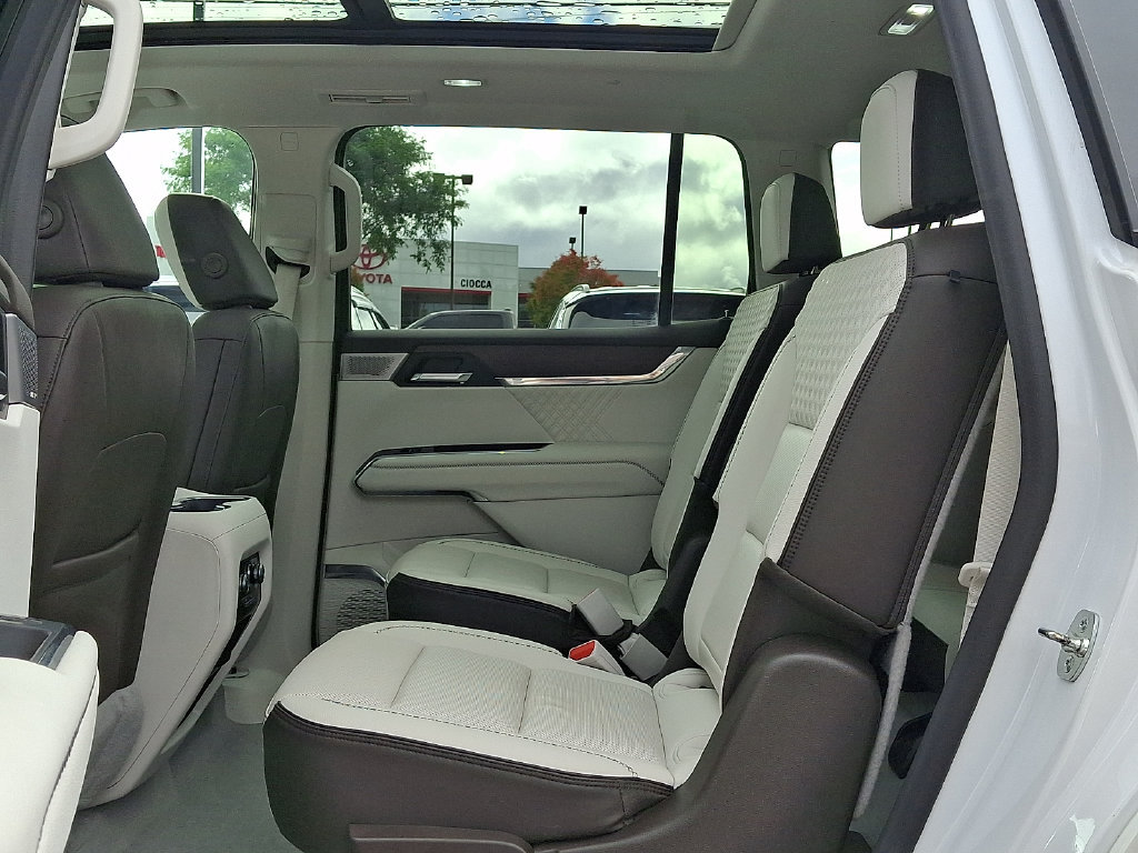 Used 2024 GMC Acadia Denali w/ Super Cruise Package AWD/4WD image 13