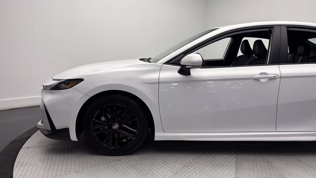 Used 2026 Toyota Camry SE FWD image 5