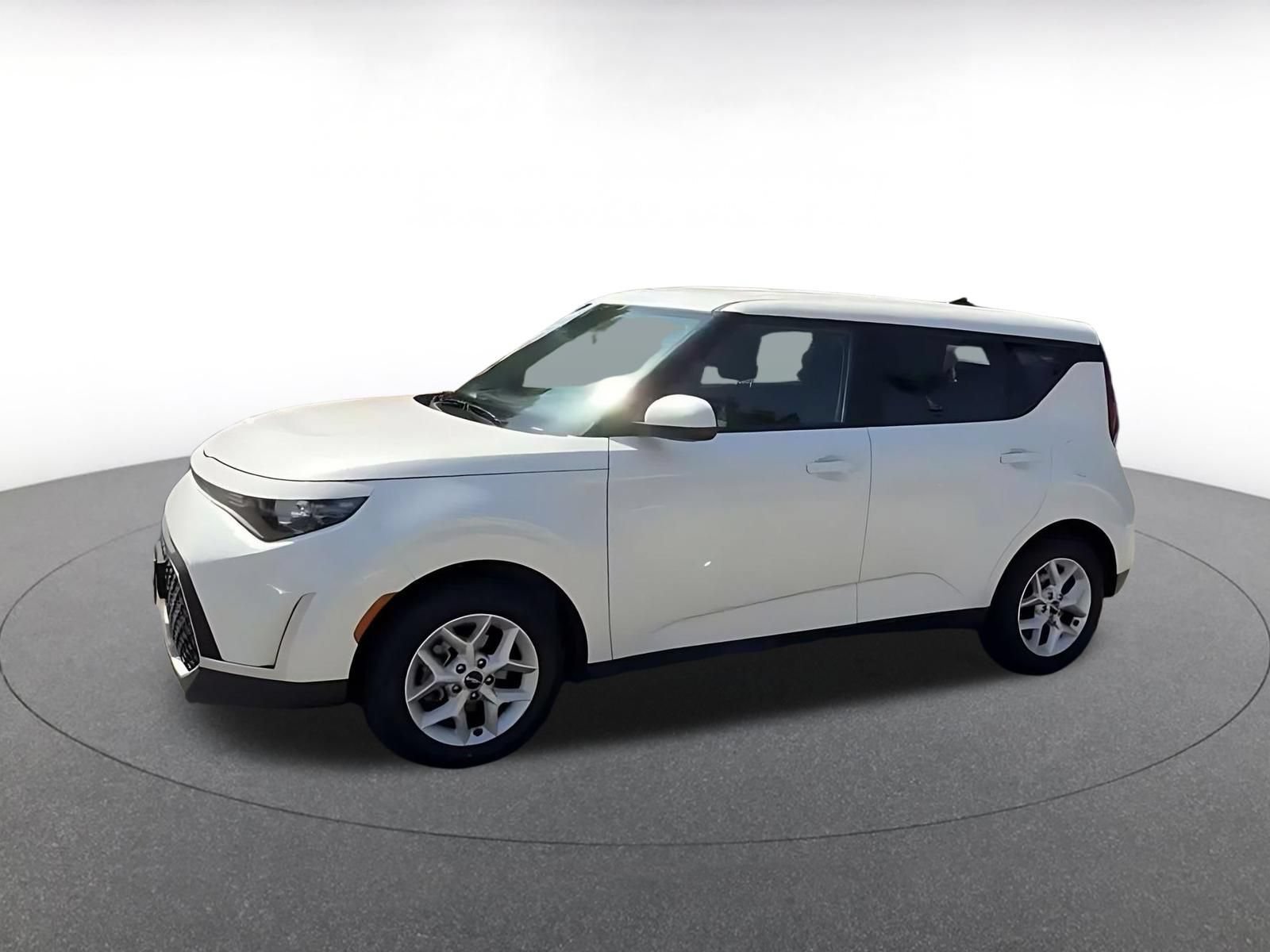 Used 2025 Kia Soul LX w/ LX Technology Package FWD image 7