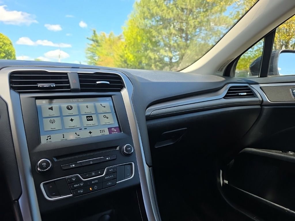 Used 2017 Ford Fusion SE w/ Fusion SE Technology Package FWD image 18