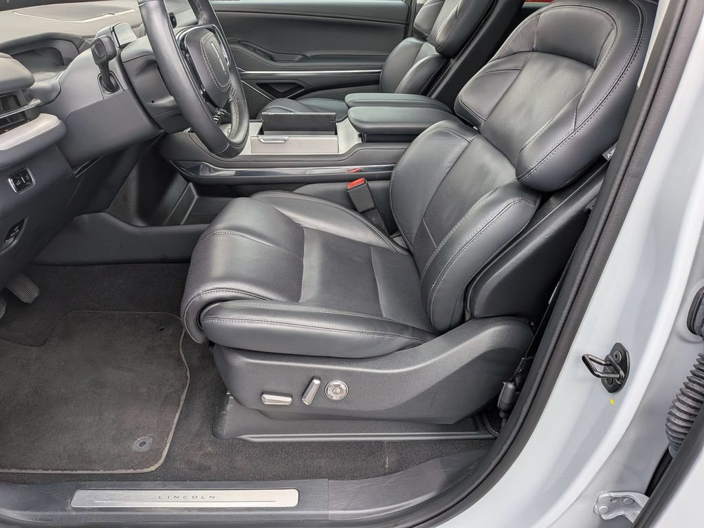 Used 2025 Lincoln Navigator Reserve AWD/4WD image 12