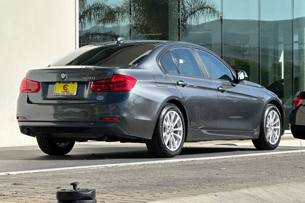 Used 2017 BMW 320i Sedan RWD image 3