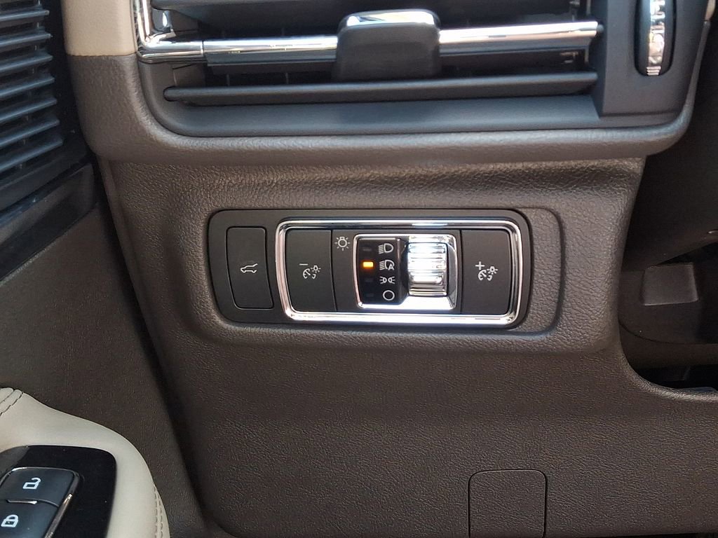 Used 2021 Lincoln Corsair AWD w/ Equipment Group 101A image 23