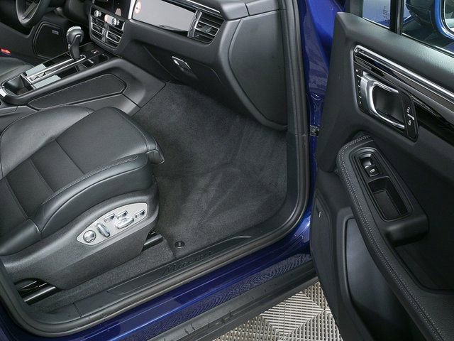 Certified 2025 Porsche Macan AWD image 25
