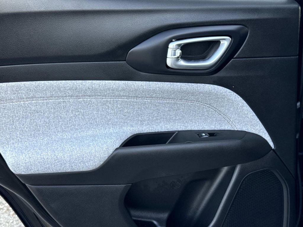 Used 2023 Jeep Compass Latitude image 12