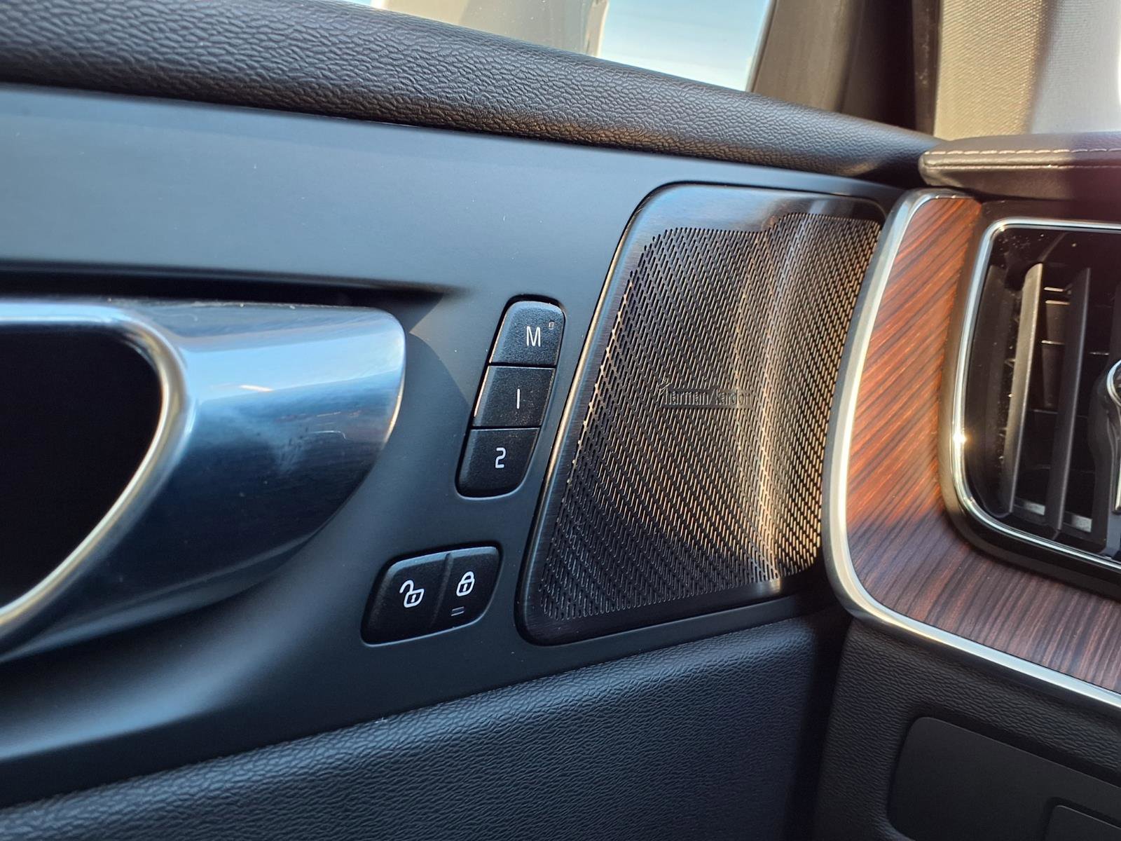 Certified 2023 Volvo XC60 B5 Ultimate w/ Protection Package Premier image 31