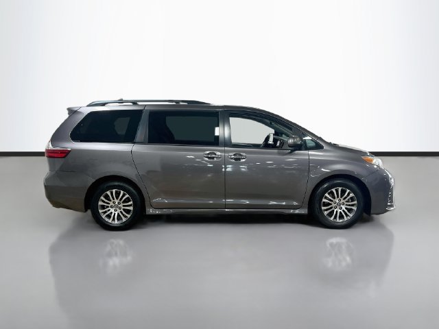Used 2018 Toyota Sienna XLE w/ XLE Navigation Package FWD image 8