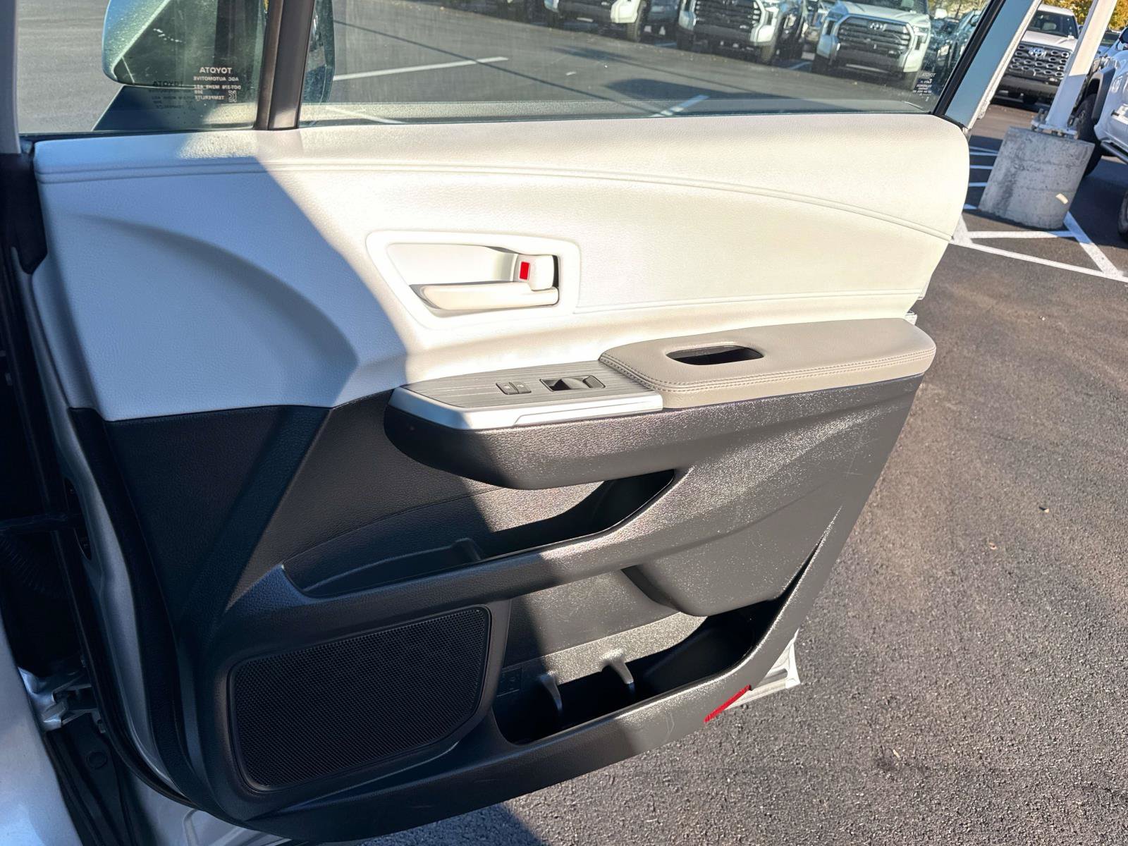 Used 2025 Toyota Sienna LE FWD image 20