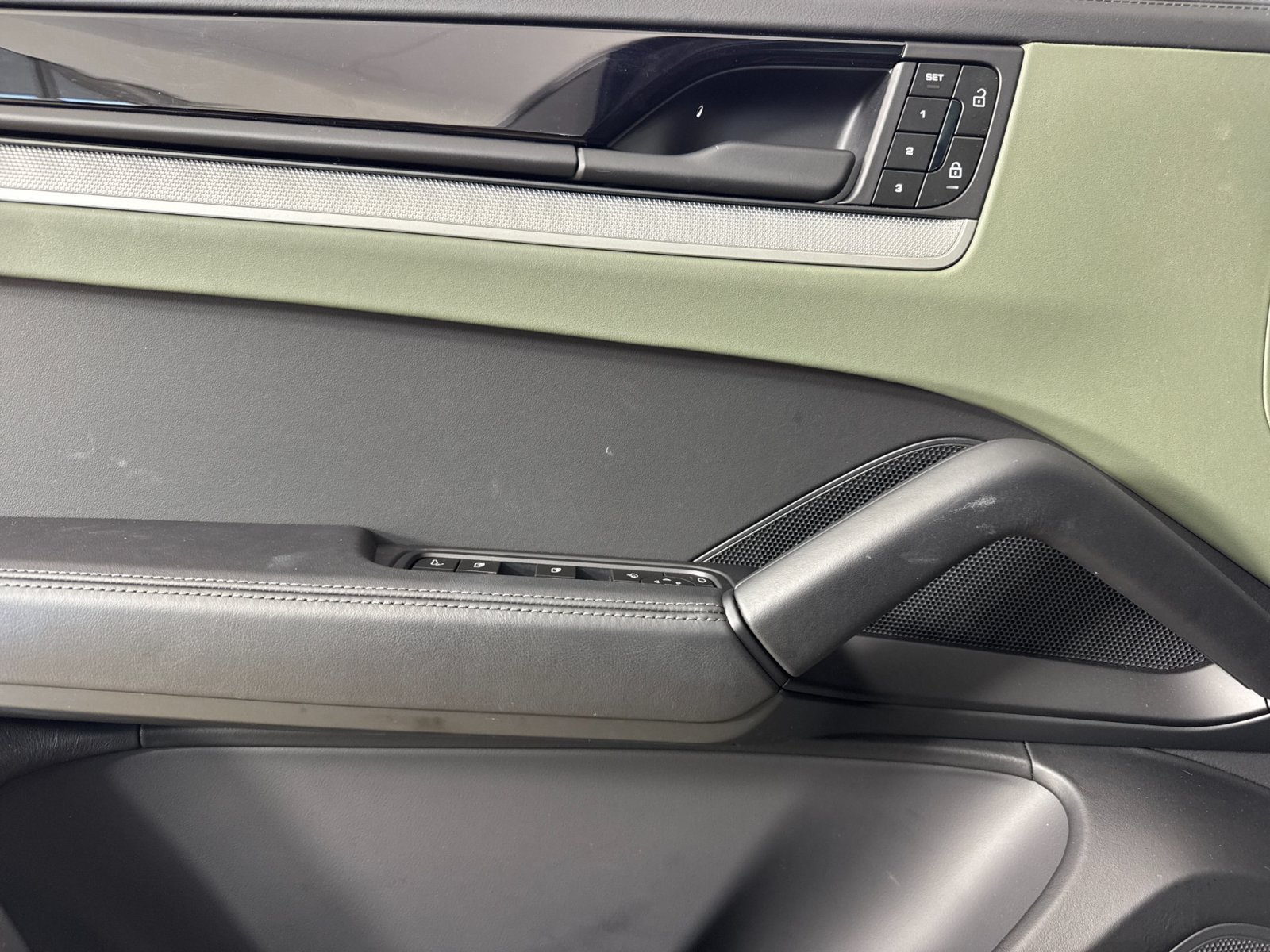 Certified 2026 Porsche Cayenne E-Hybrid AWD/4WD image 12