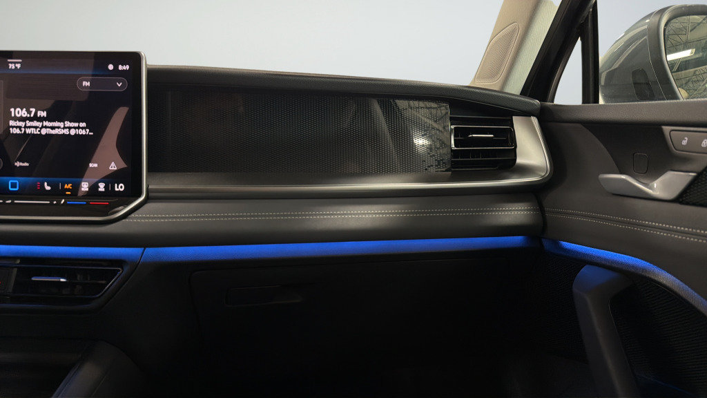 Certified 2025 Volkswagen Tiguan SE FWD image 39