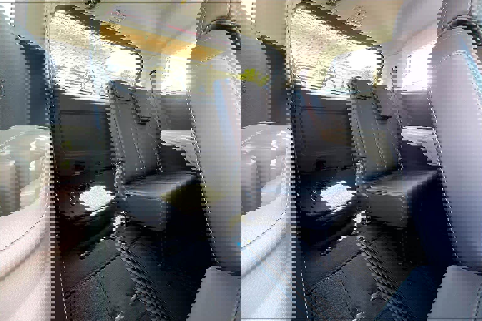 Used 2024 Kia Carnival LX image 27