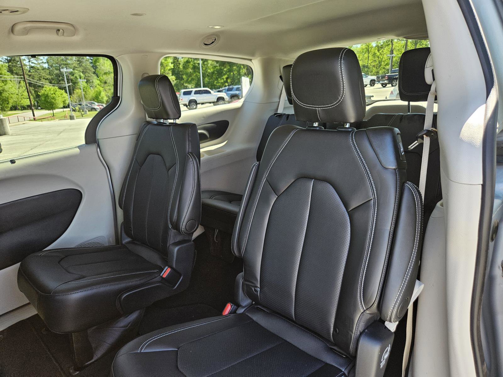 Used 2024 Chrysler Pacifica Touring-L FWD image 27
