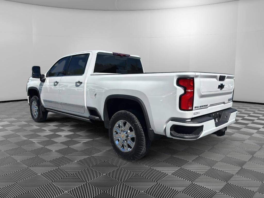 Used 2024 Chevrolet Silverado 2500 High Country w/ High Country Premium Package AWD/4WD image 3