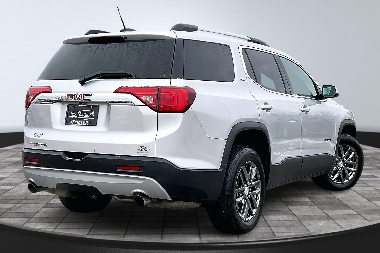 Used 2017 GMC Acadia SLT image 2