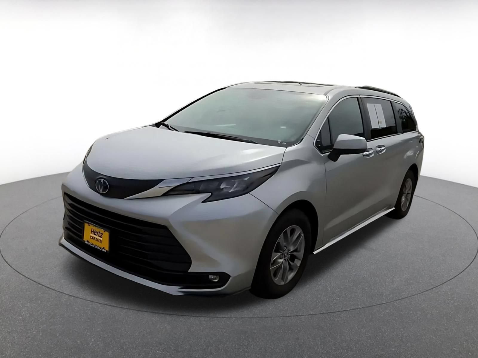 Used 2025 Toyota Sienna XLE FWD image 6
